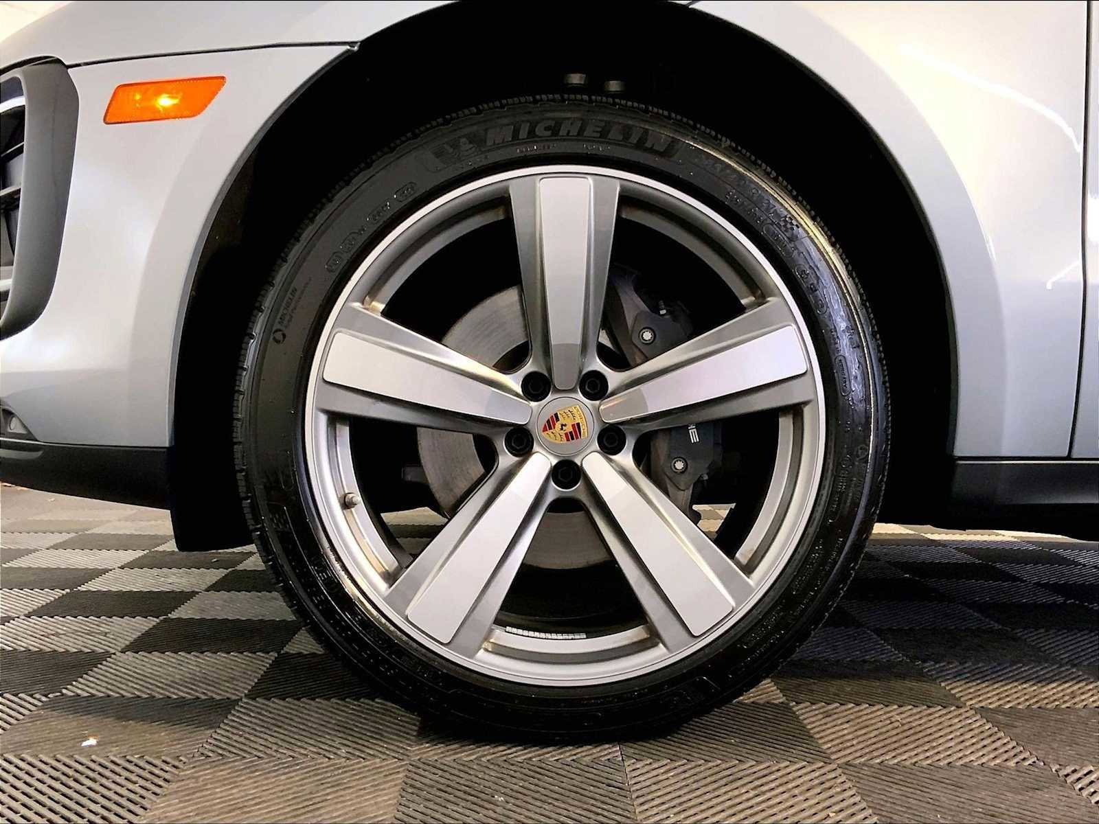 Certified 2025 Porsche Macan image 11