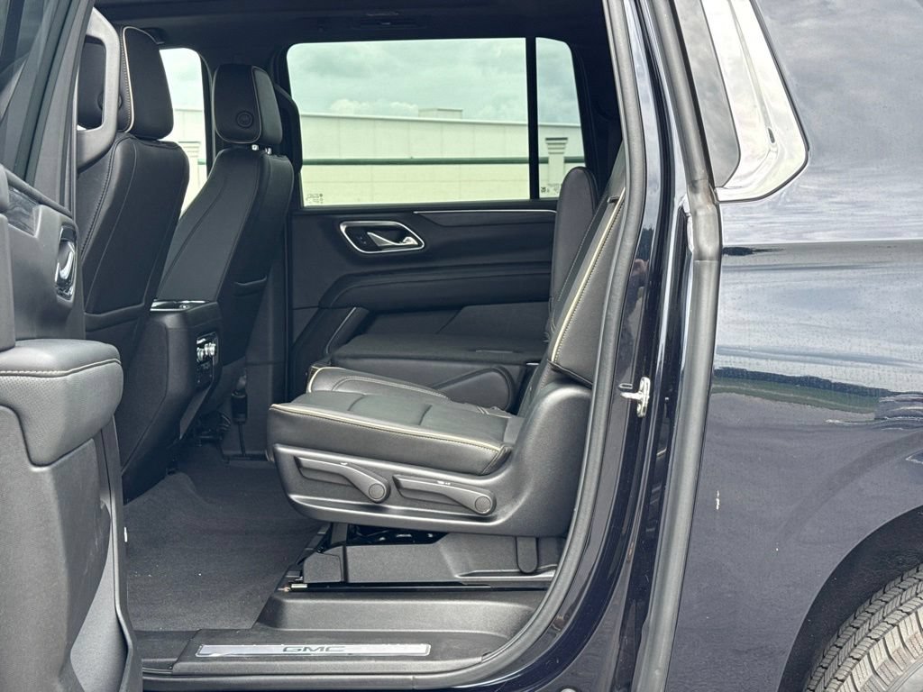 Used 2022 GMC Yukon XL SLT w/ SLT Premium Package AWD/4WD image 12