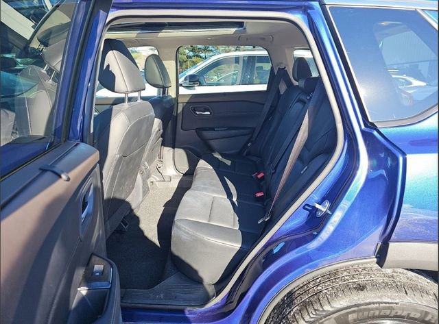 Used 2023 Nissan Rogue SV w/ SV Premium B Package image 7