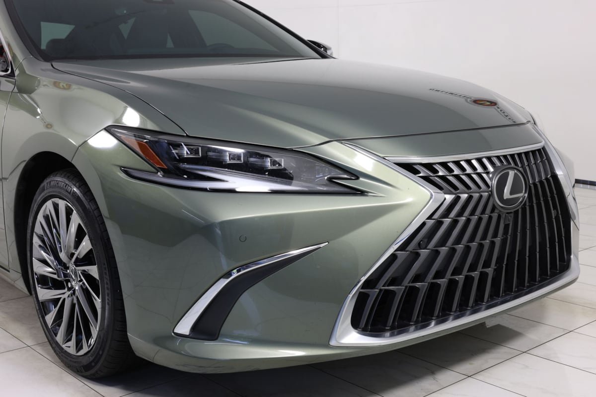 Used 2024 Lexus ES 300h Ultra Luxury w/ Accessory Package (Z2) FWD image 37