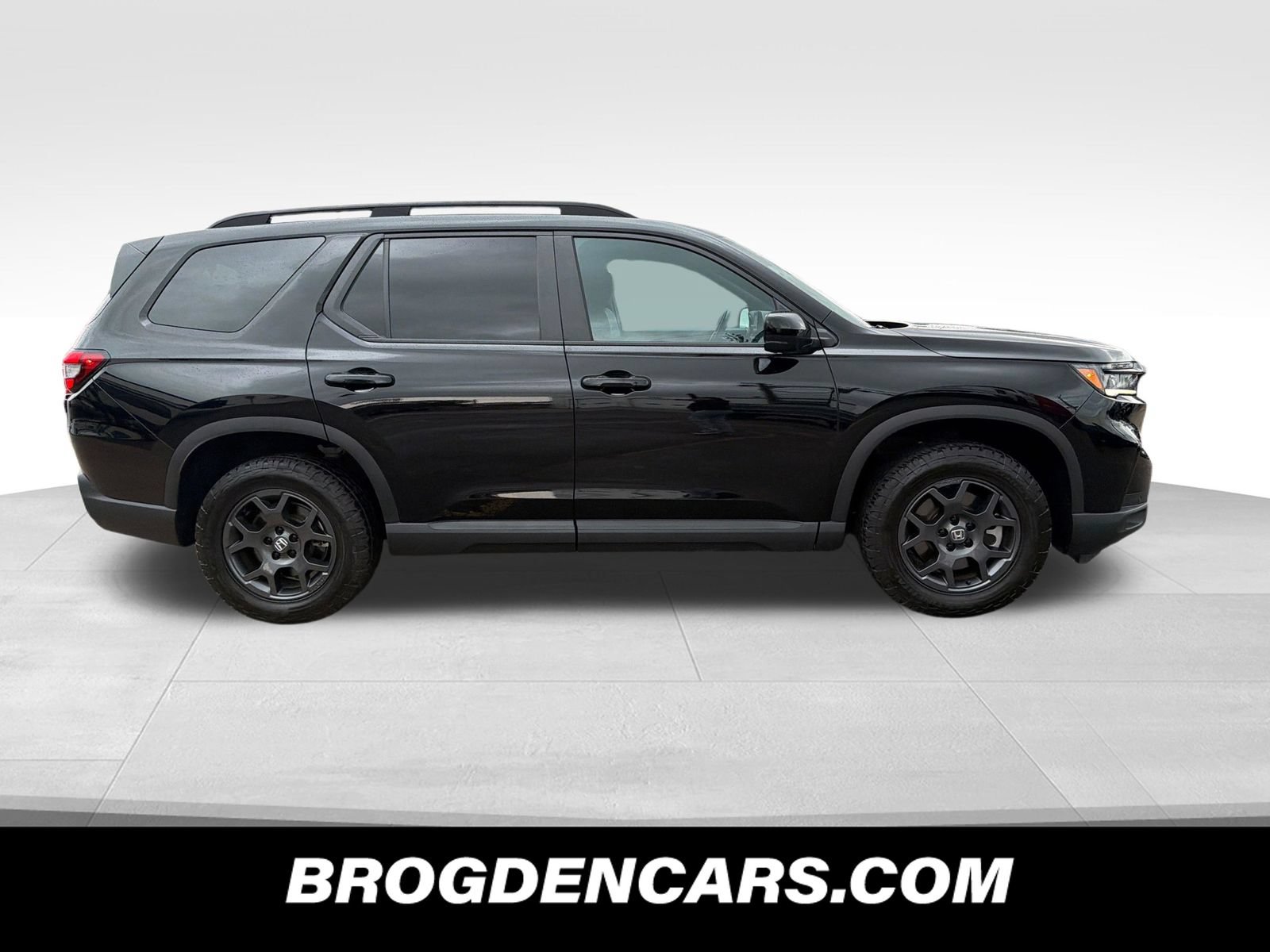 Used 2025 Honda Pilot TrailSport image 2