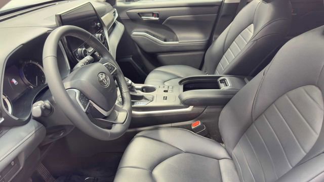 Used 2023 Toyota Highlander XLE FWD image 25