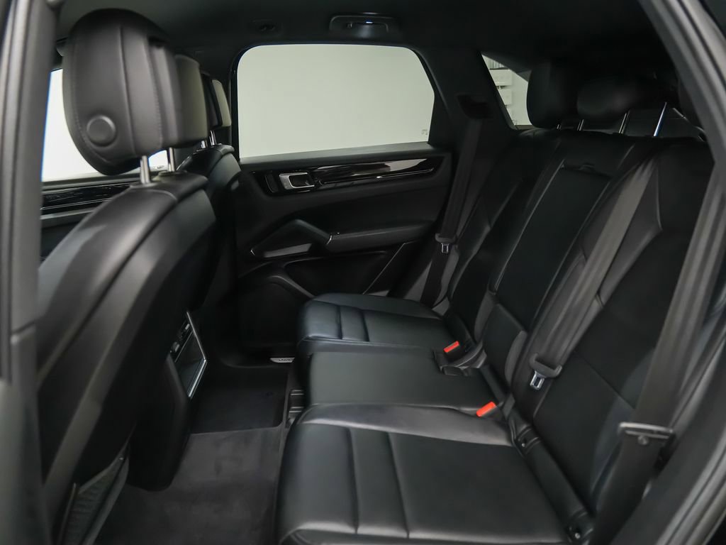 Used 2022 Porsche Cayenne AWD/4WD image 17
