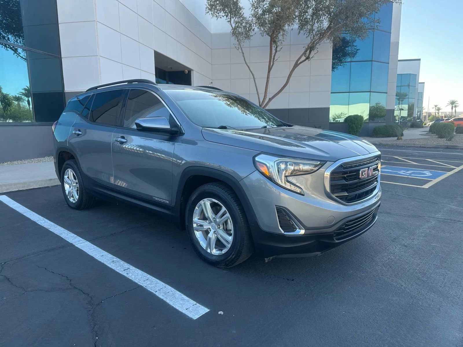 Used 2018 GMC Terrain SLE w/ Driver Convenience Package image 3