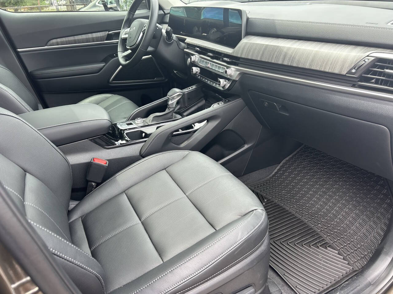 Used 2025 Kia Telluride EX w/ EX Captain's Chair Package FWD image 13