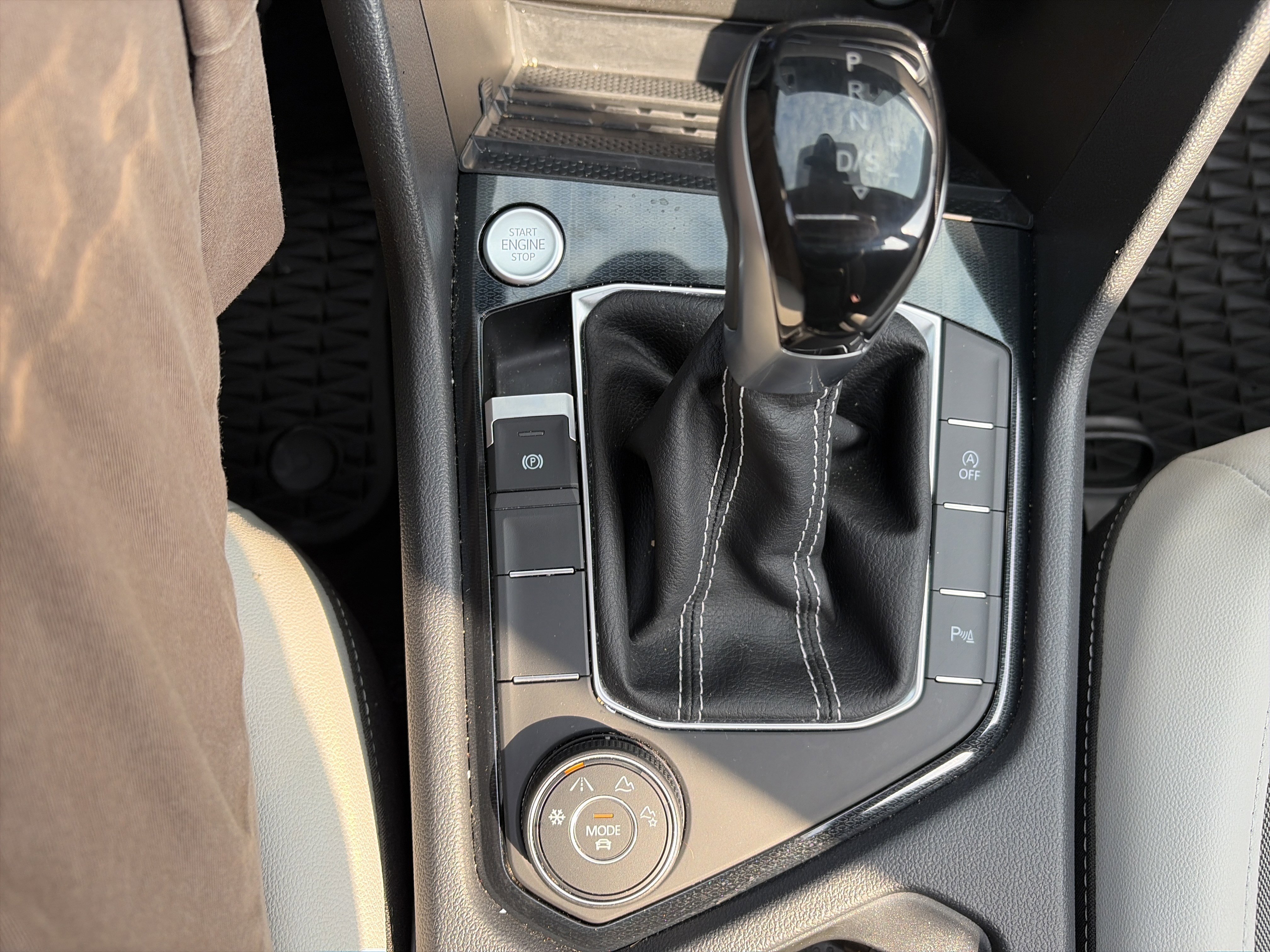 Certified 2025 Volkswagen Taos SE image 29