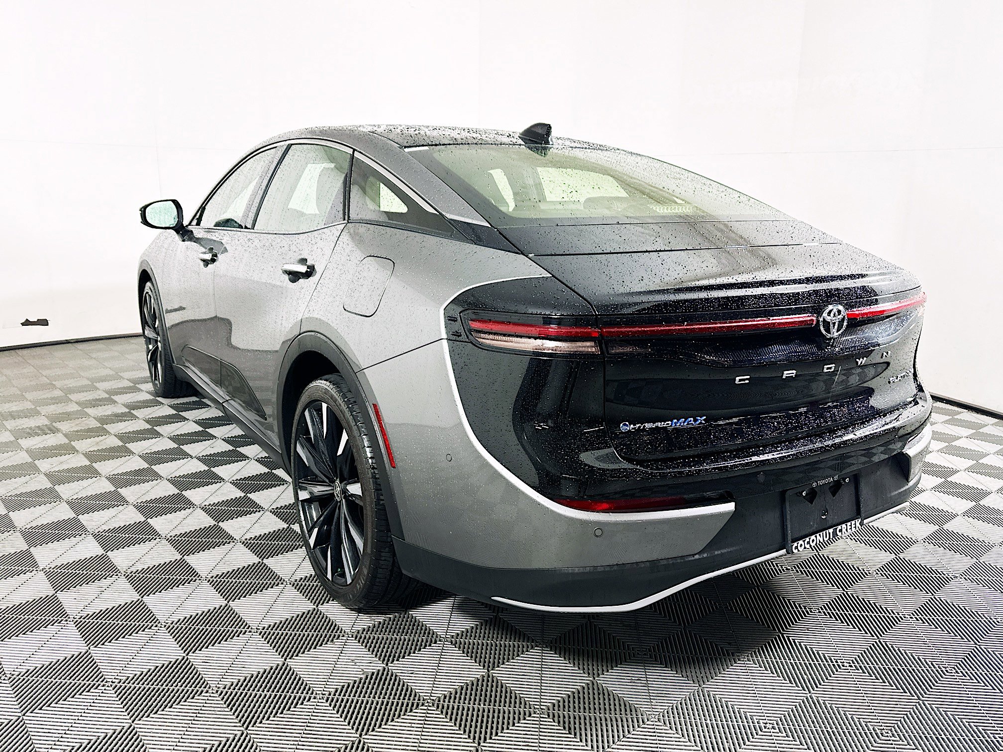 Used 2024 Toyota Crown Platinum AWD/4WD image 5