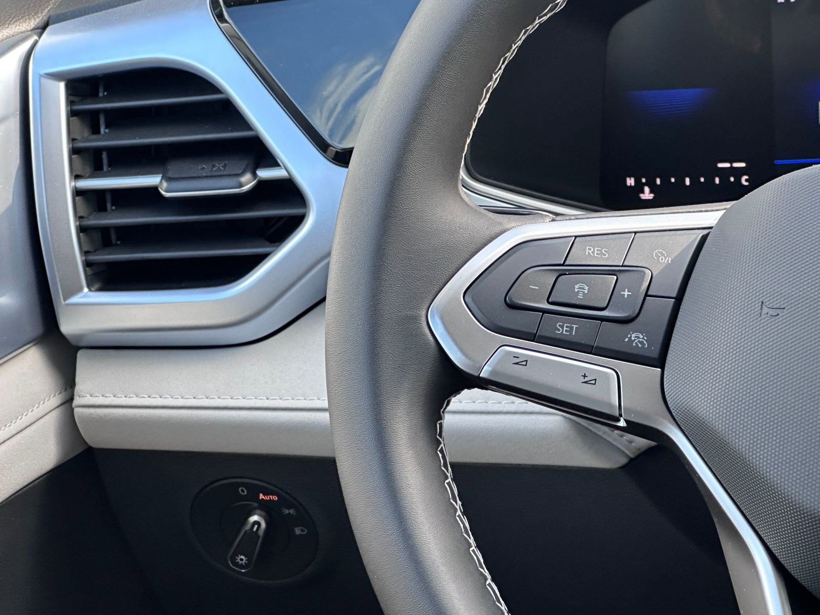 New 2026 Volkswagen Taos SE image 15