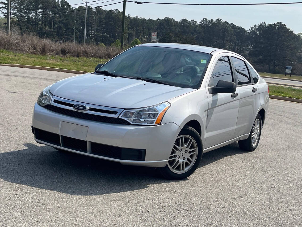 Used 2010 Ford Focus SE FWD image 1