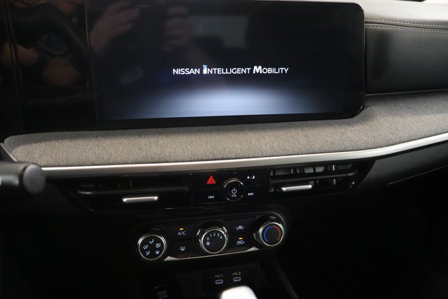 Used 2025 Nissan Kicks SV FWD image 18