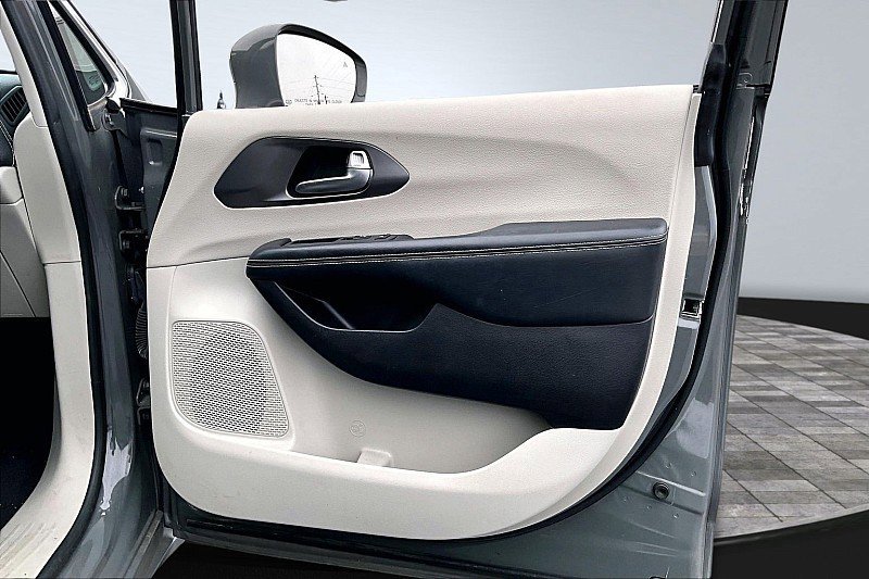 Used 2022 Chrysler Pacifica Touring-L w/ Uconnect Theater Family Group image 24