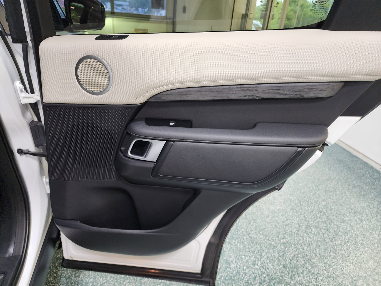 Used 2022 Land Rover Discovery S R-Dynamic image 27