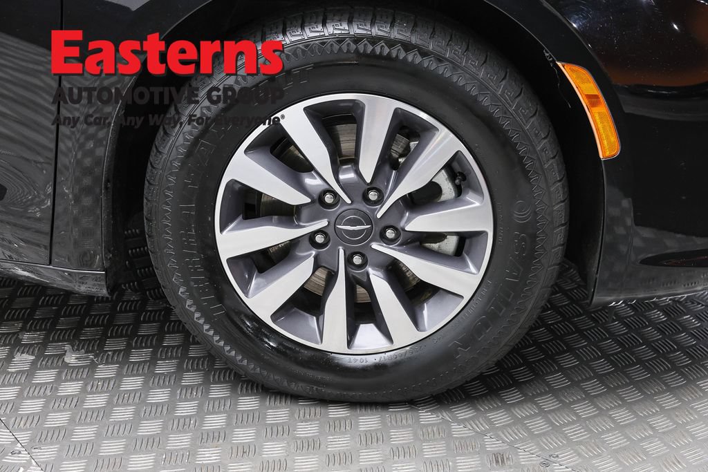 Used 2024 Chrysler Pacifica Limited FWD image 31