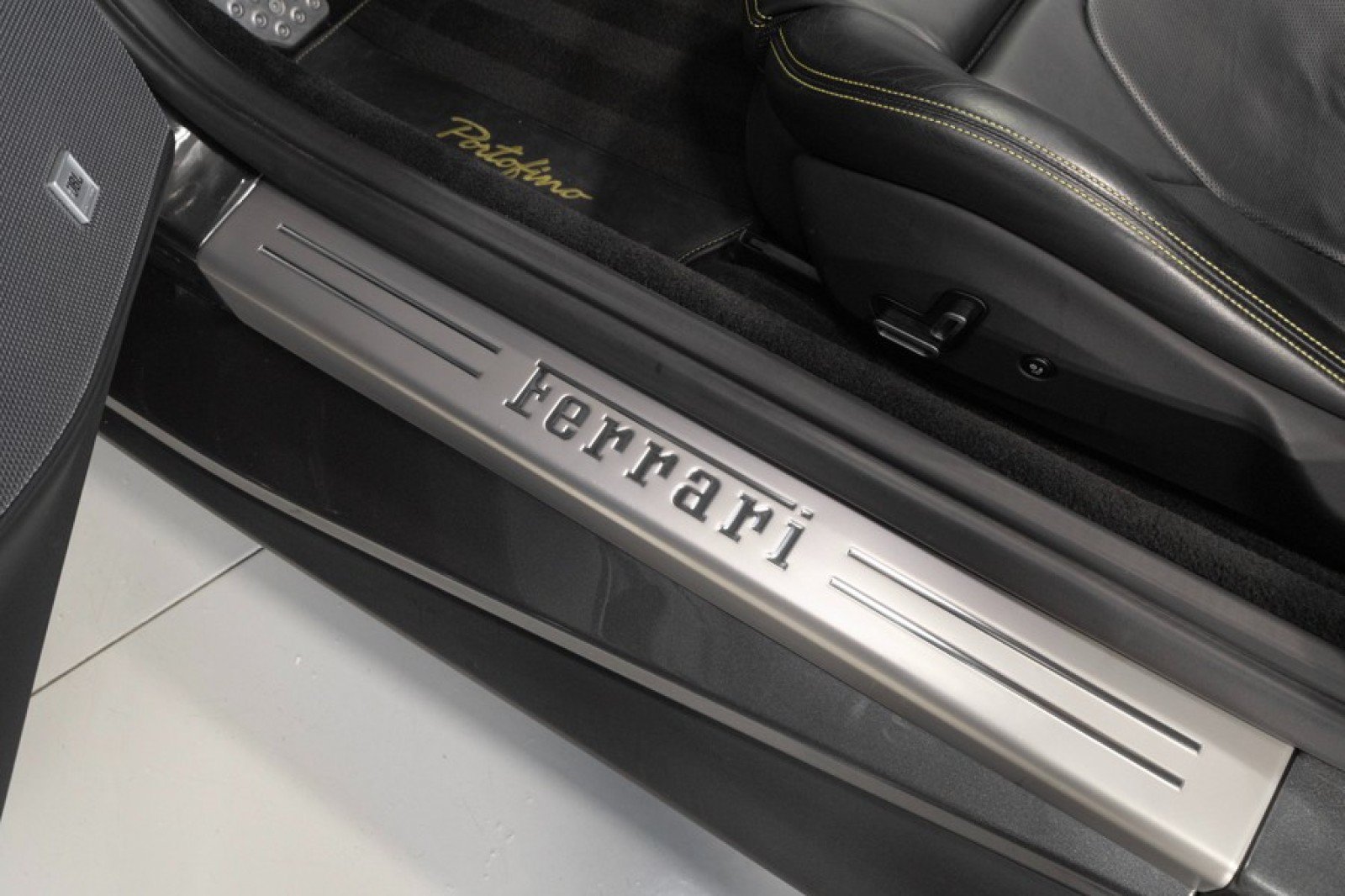 Used 2020 Ferrari Portofino RWD image 42