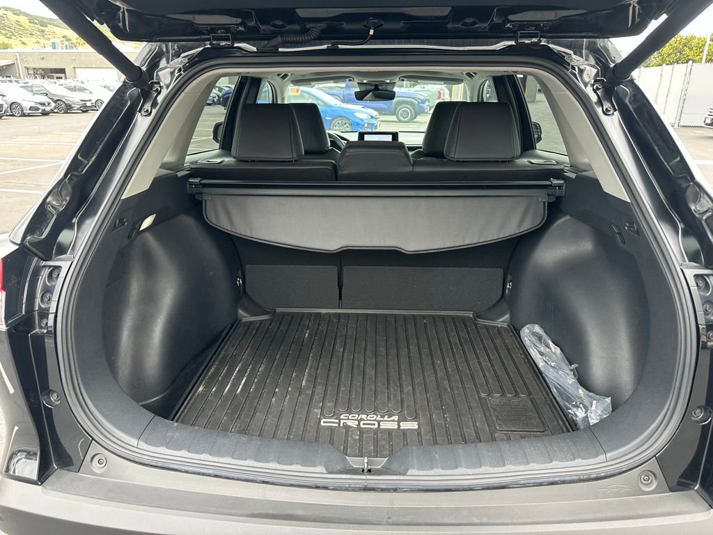 Used 2023 Toyota Corolla Cross XLE w/ Convenience Package image 6