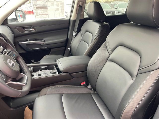 New 2025 Nissan Pathfinder SL image 11