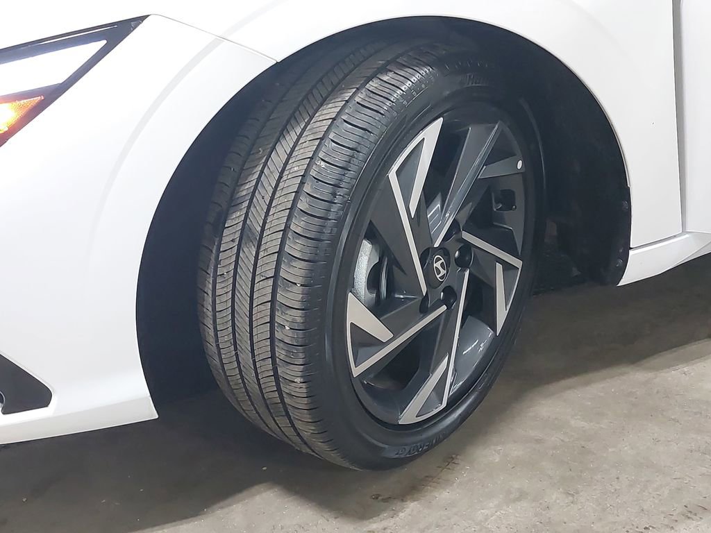 Certified 2025 Hyundai Elantra SEL image 33