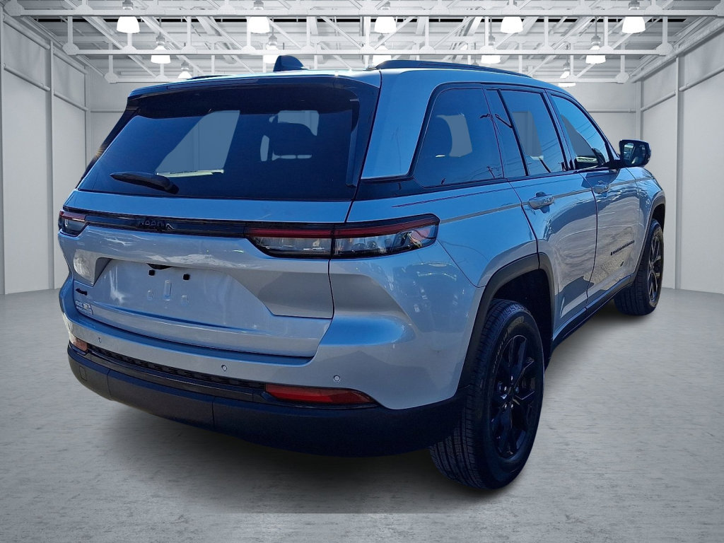 Used 2025 Jeep Grand Cherokee Altitude image 5