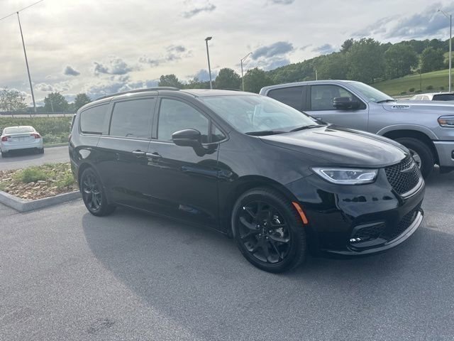 Used 2025 Chrysler Pacifica Limited FWD image 11