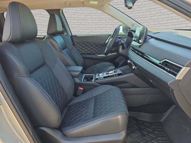 Used 2023 Mitsubishi Outlander 4WD Plug-In Hybrid image 11
