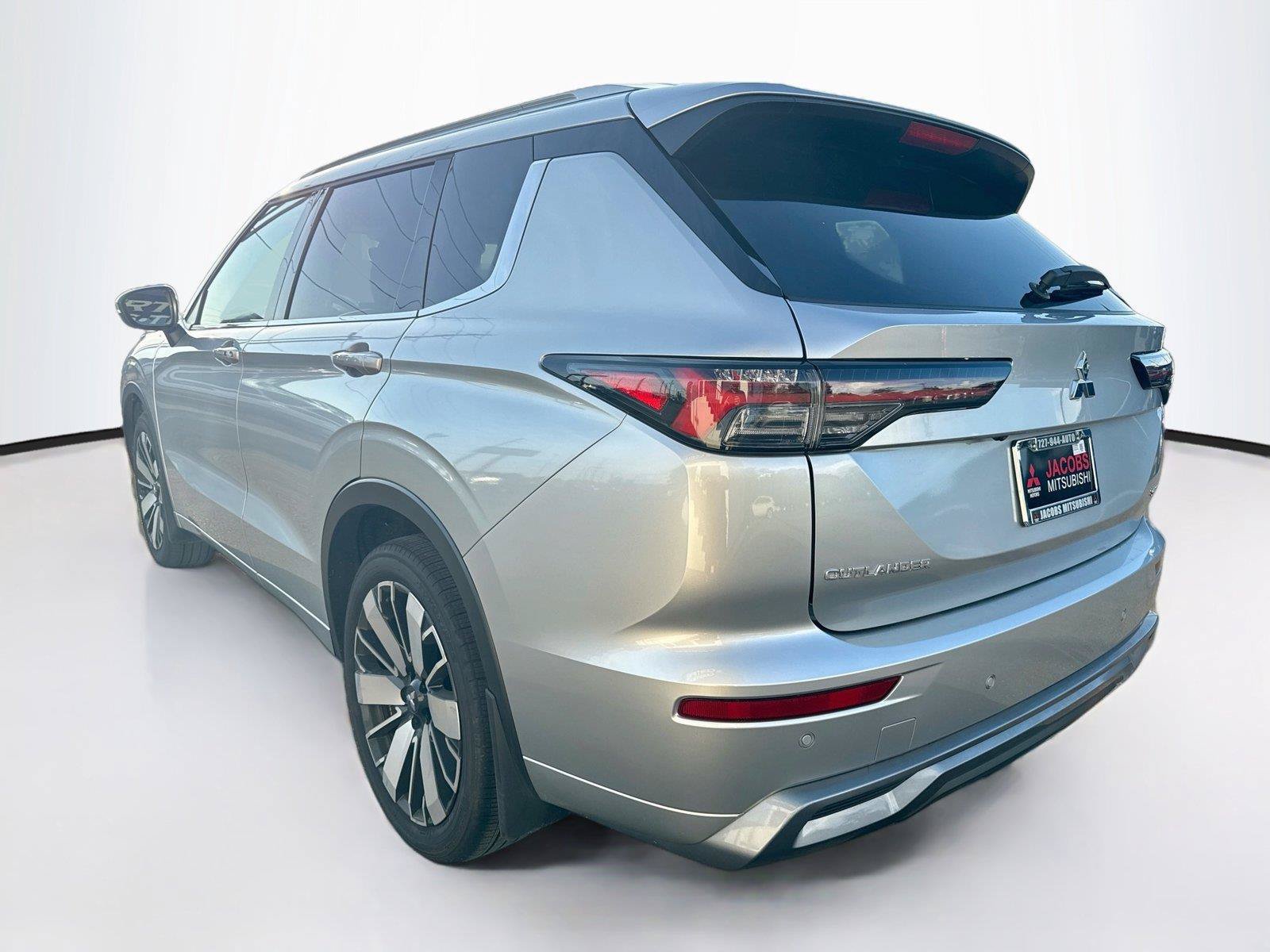 Used 2026 Mitsubishi Outlander SEL FWD image 3