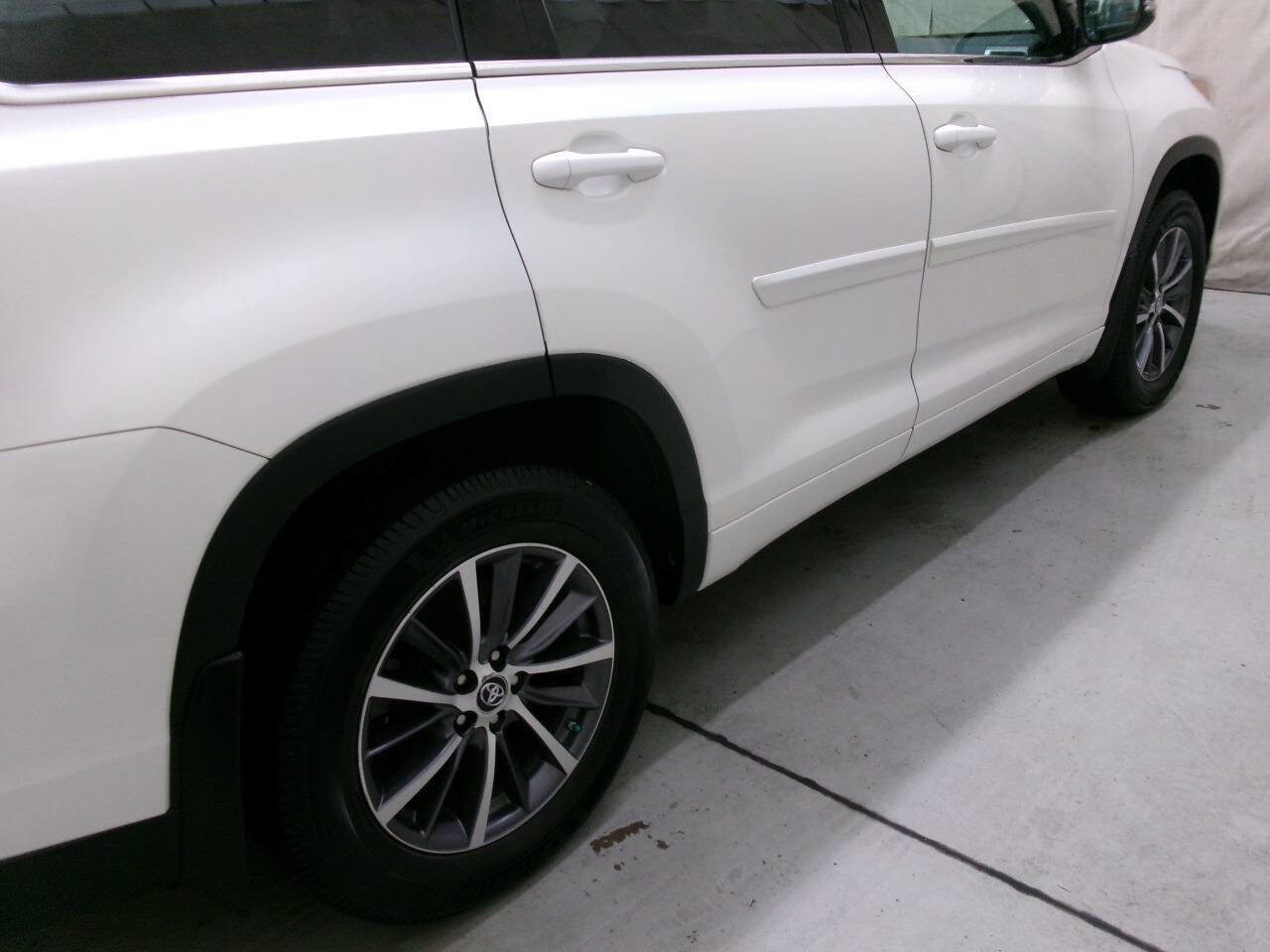 Used 2018 Toyota Highlander XLE image 9