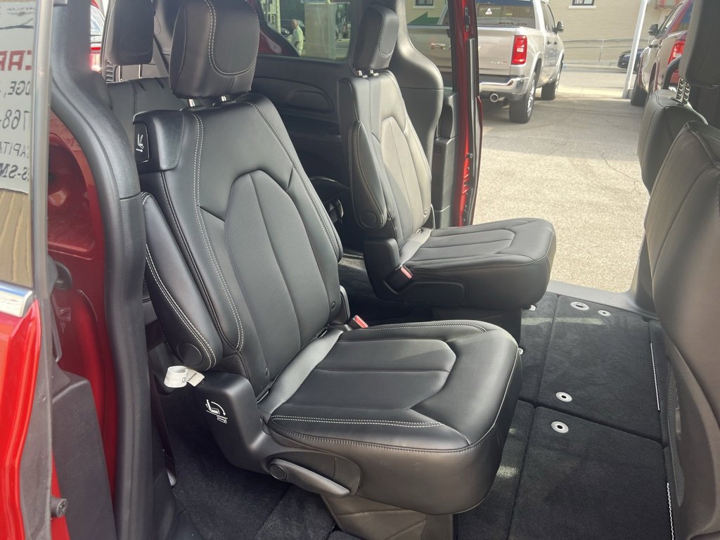 New 2025 Chrysler Pacifica Select image 31
