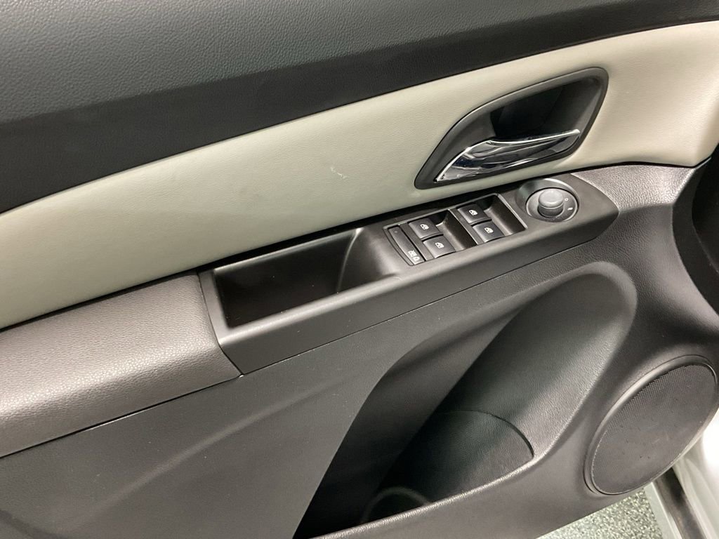 Used 2013 Chevrolet Cruze LS FWD image 17