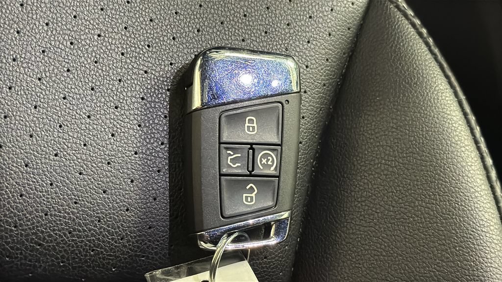 Used 2023 Volkswagen Atlas Cross Sport SEL R-Line AWD/4WD image 21
