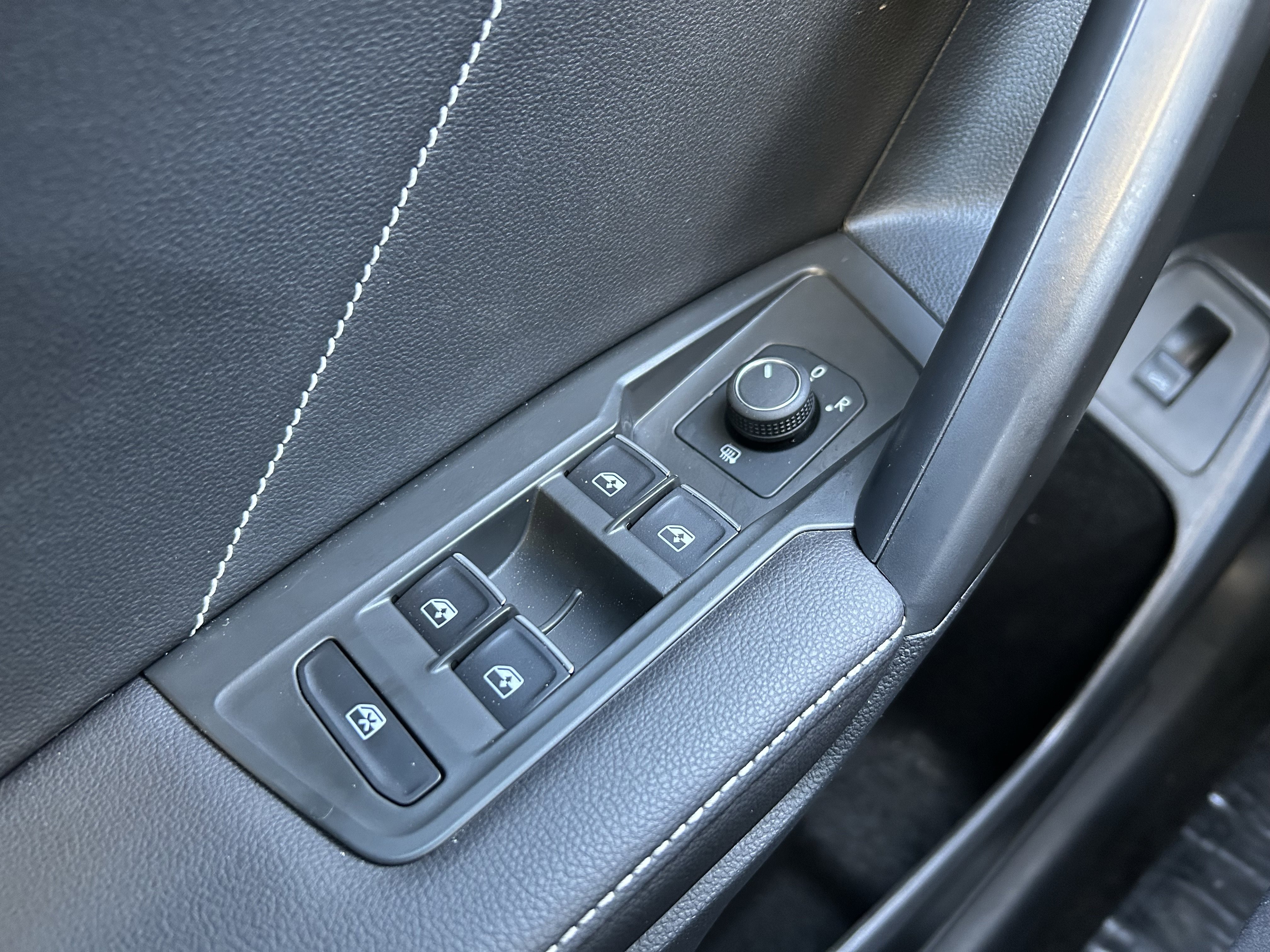 Used 2024 Volkswagen Tiguan SE w/ Panoramic Sunroof Package image 20