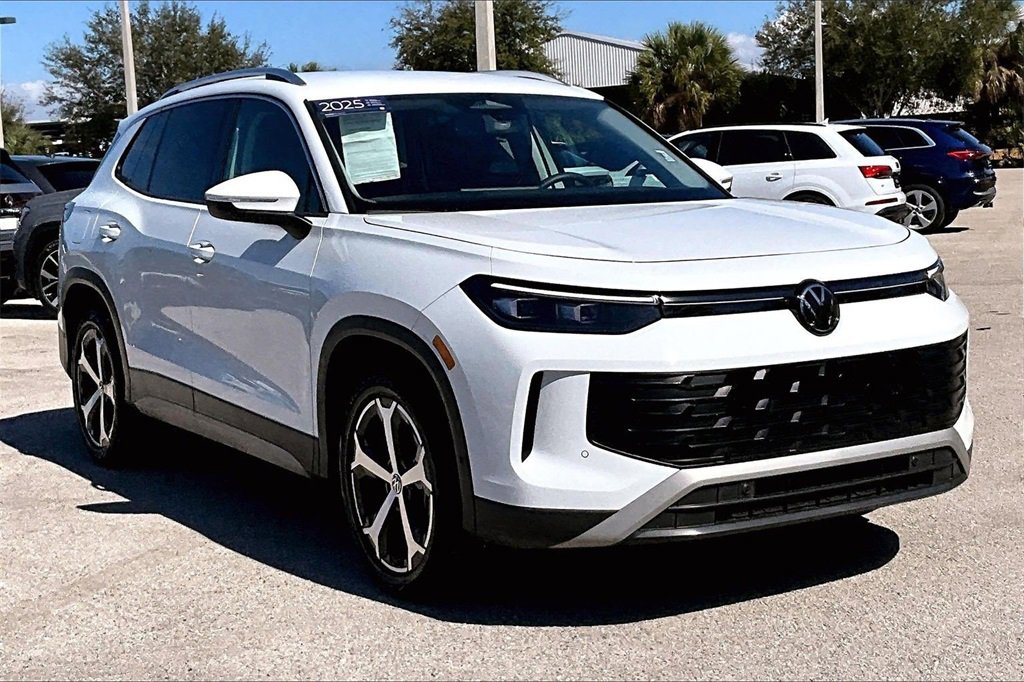 Certified 2025 Volkswagen Tiguan SE image 2