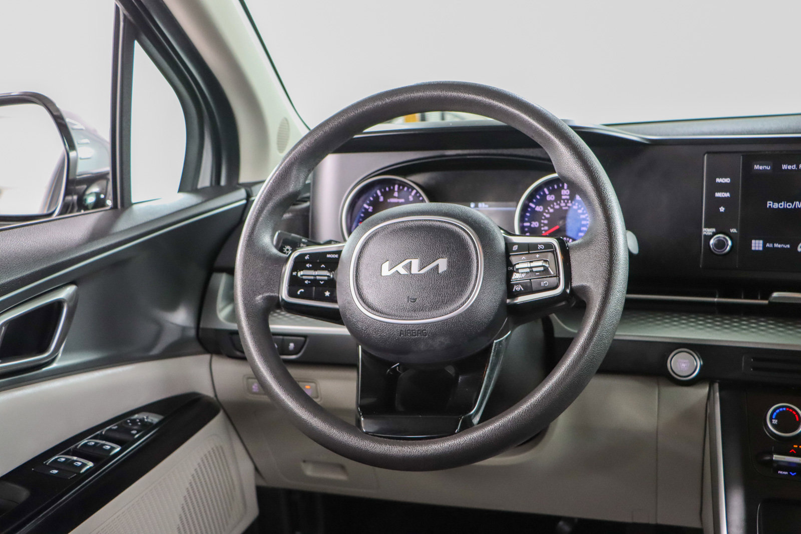 Used 2023 Kia Carnival LX image 12