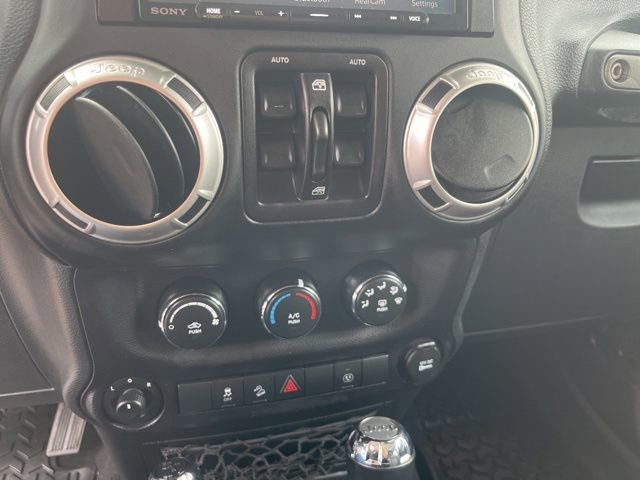 Used 2016 Jeep Wrangler Unlimited Rubicon w/ Connectivity Group AWD/4WD image 14