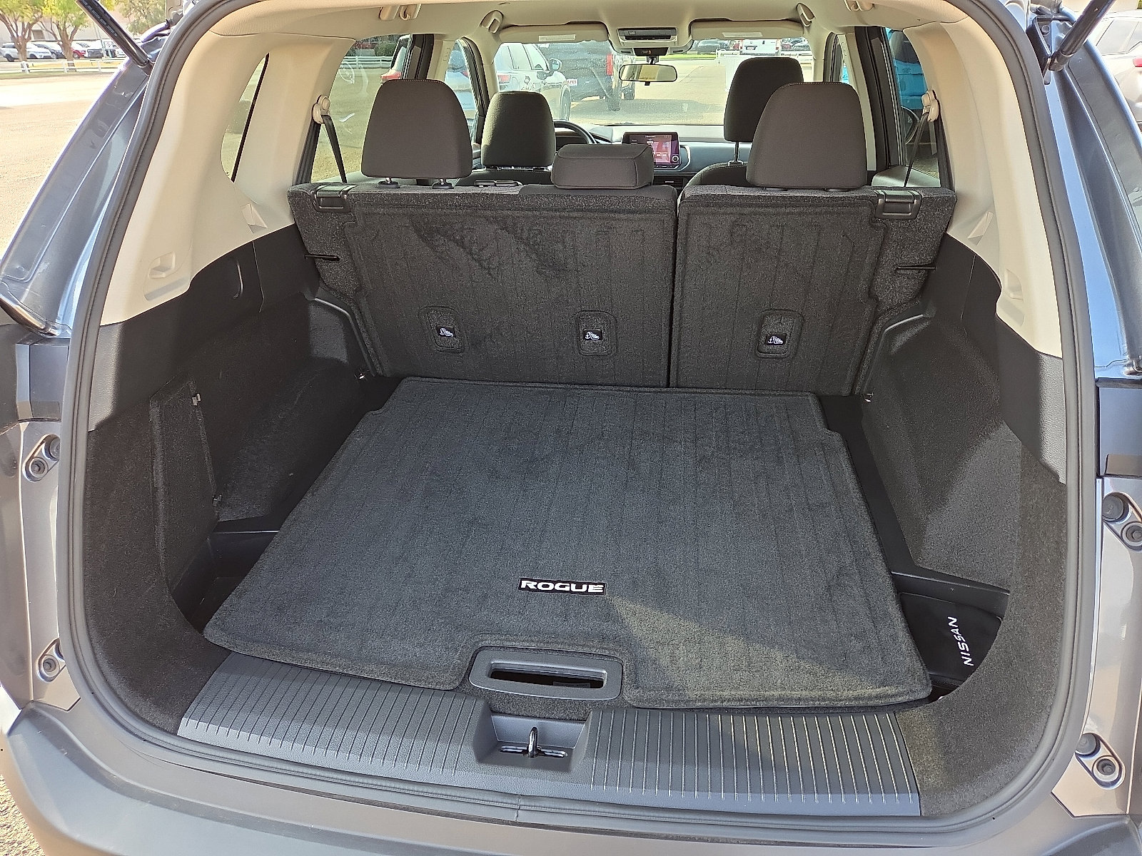 Used 2023 Nissan Rogue SV image 9