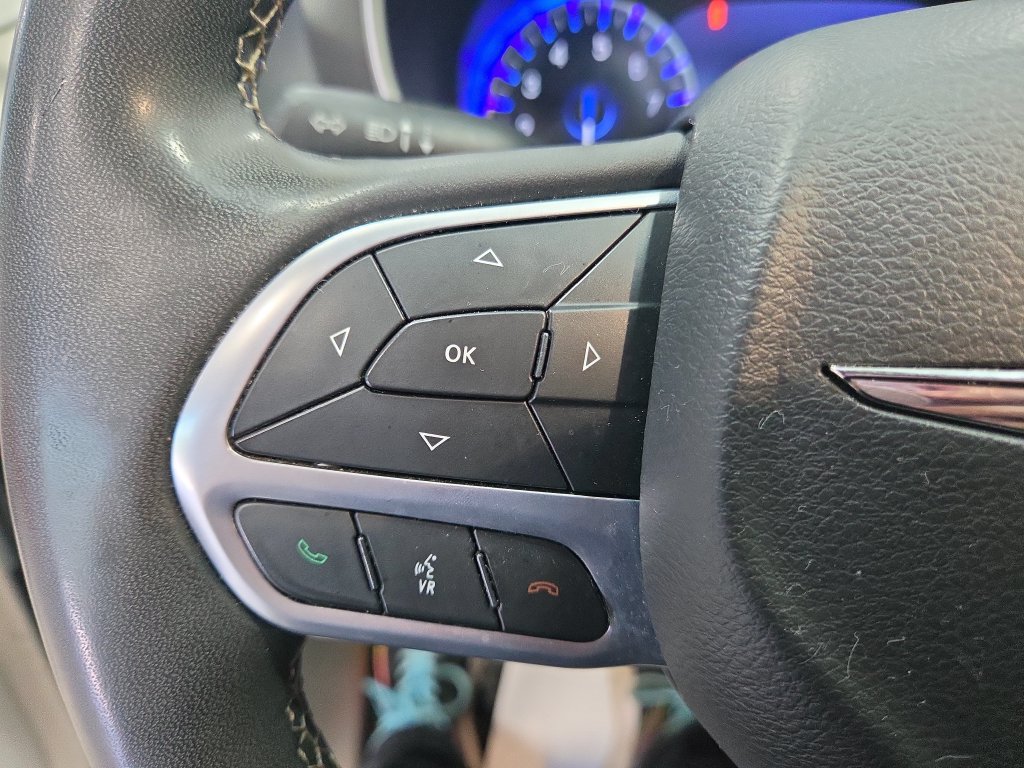 Used 2023 Chrysler Pacifica Touring-L FWD image 33