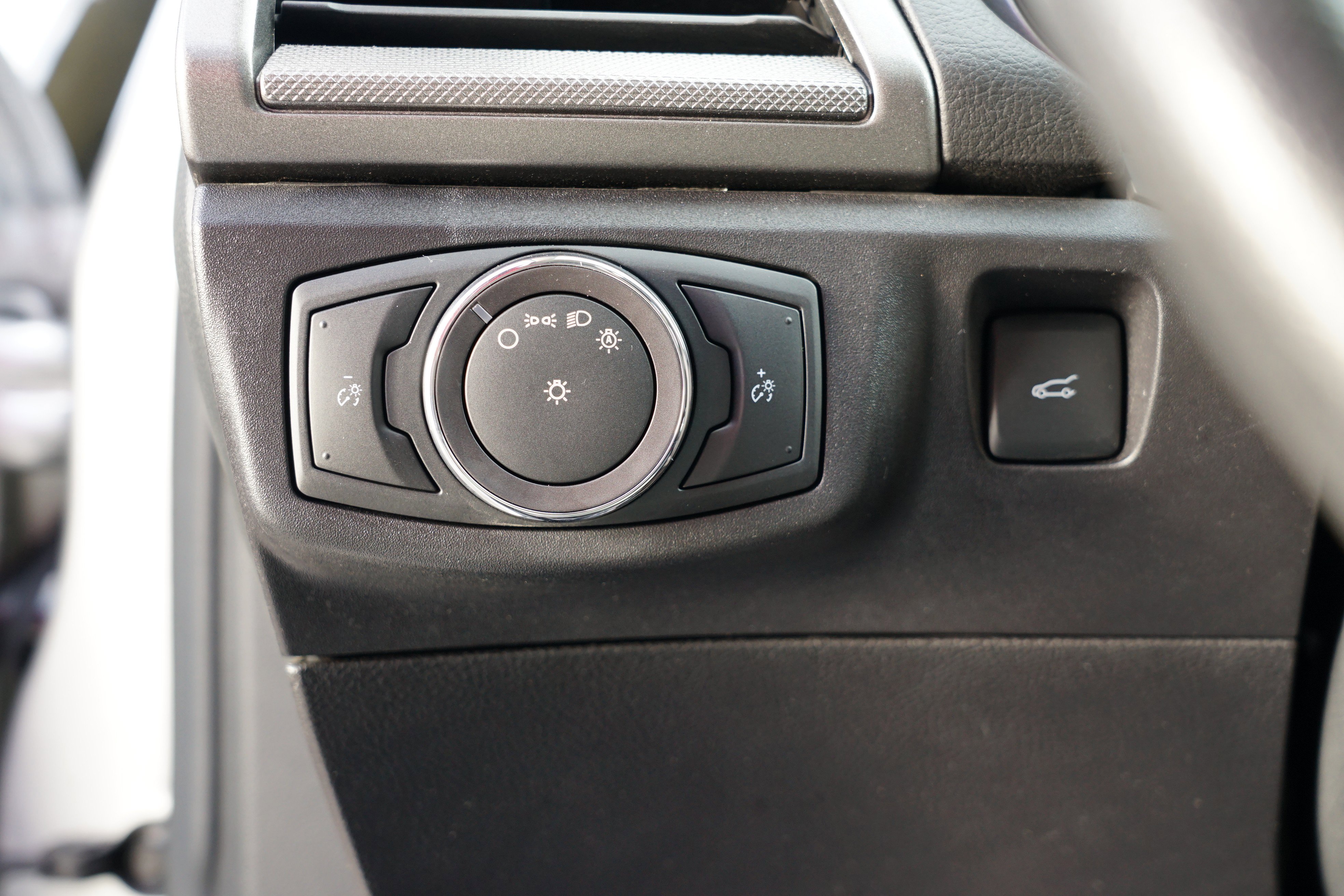 Used 2017 Ford Fusion SE w/ Fusion SE Technology Package image 19