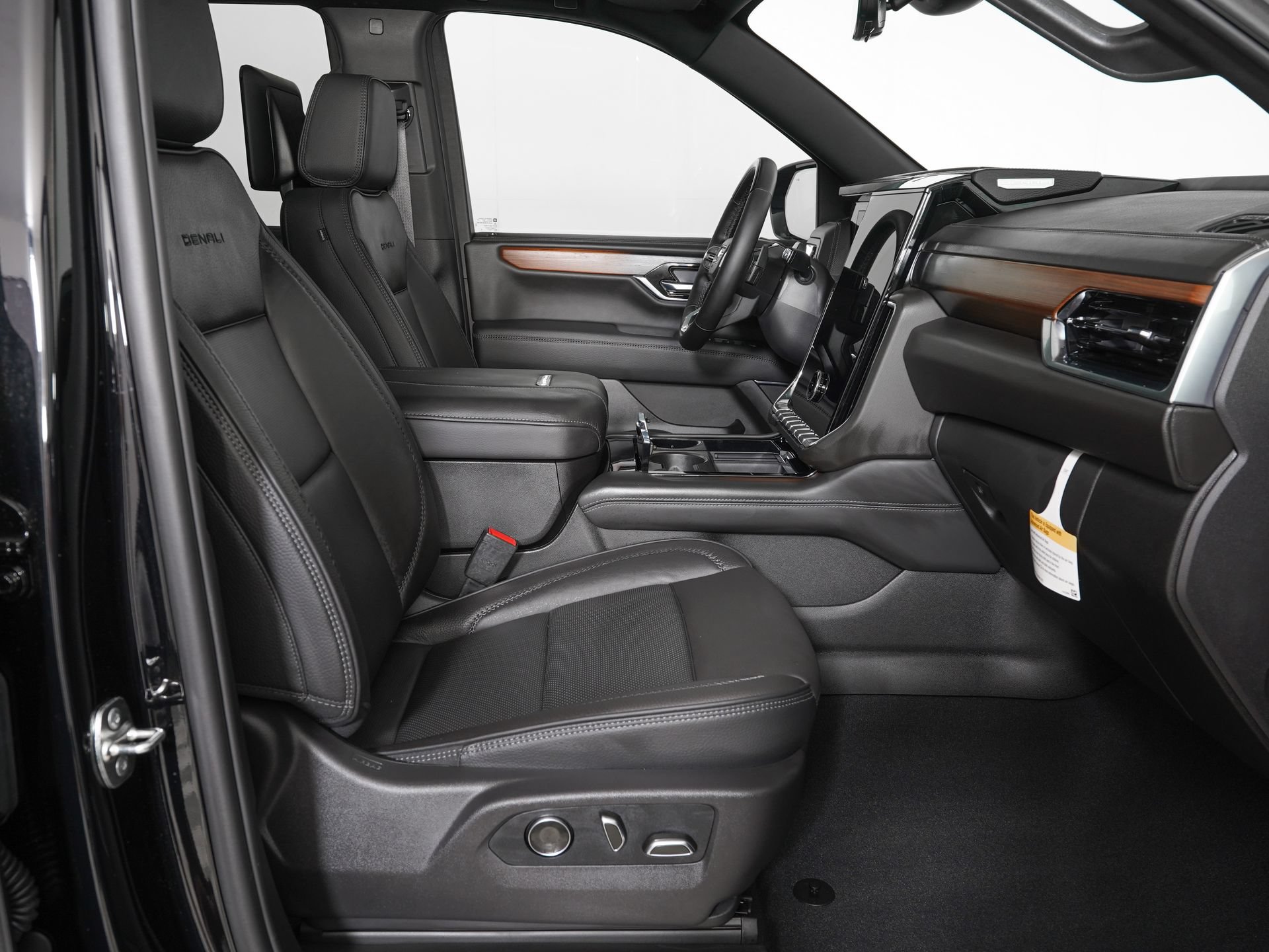 Used 2026 GMC Yukon Denali w/ Denali Reserve Package AWD/4WD image 9