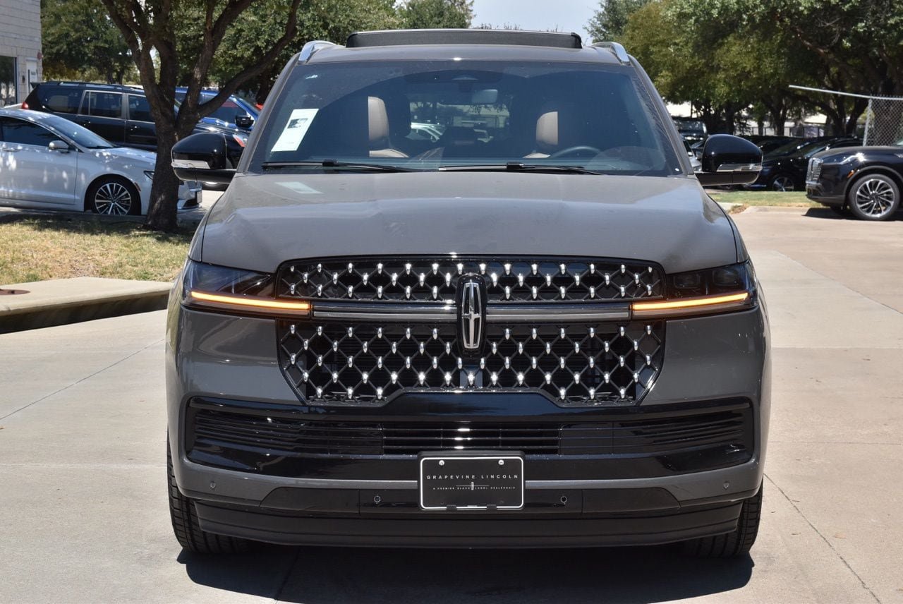 New 2027 Lincoln Navigator Black Label AWD/4WD image 2