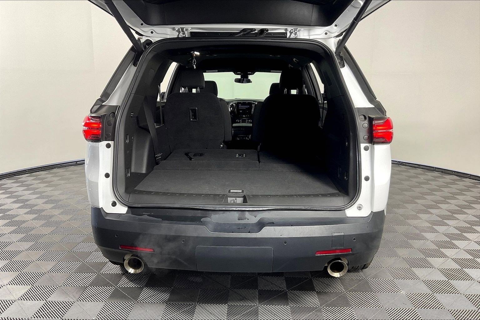 Used 2022 Chevrolet Traverse LT FWD image 36