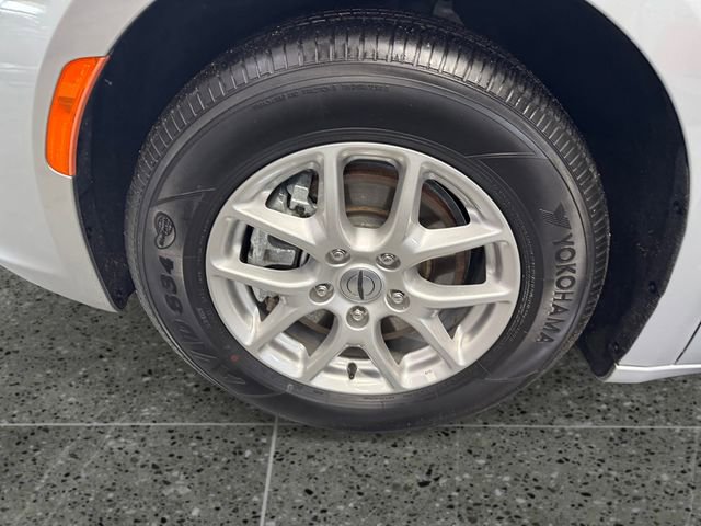 Used 2024 Chrysler Pacifica Touring-L FWD image 21
