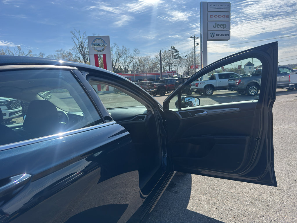 Used 2020 Ford Fusion SE image 20