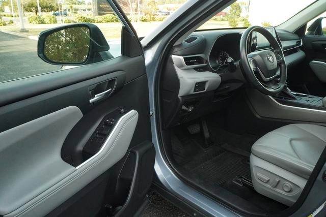Used 2022 Toyota Highlander XLE image 11