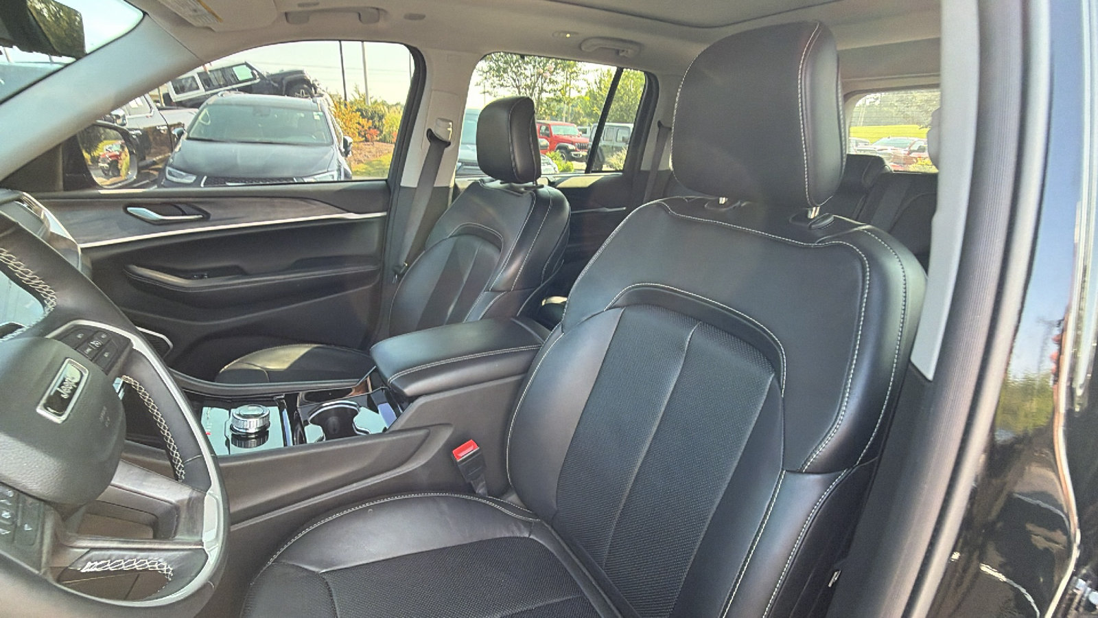 Used 2022 Jeep Grand Cherokee Limited w/ Luxury Tech Group II RWD image 18