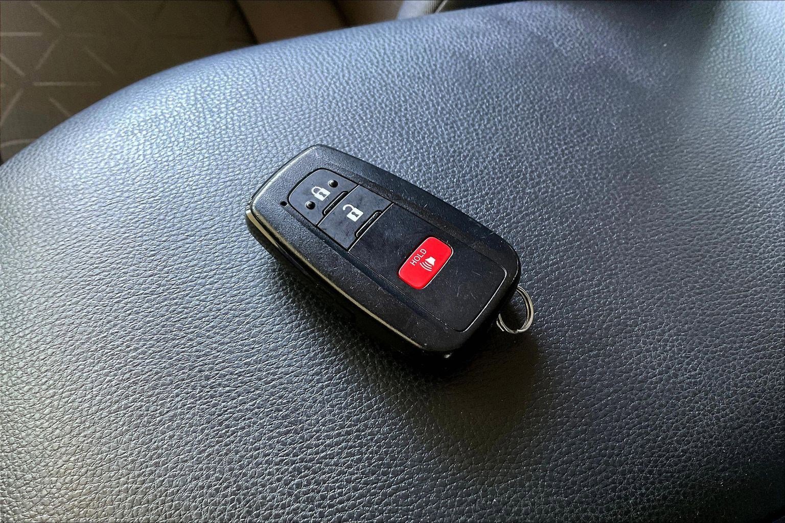 Used 2025 Toyota RAV4 XLE FWD image 33