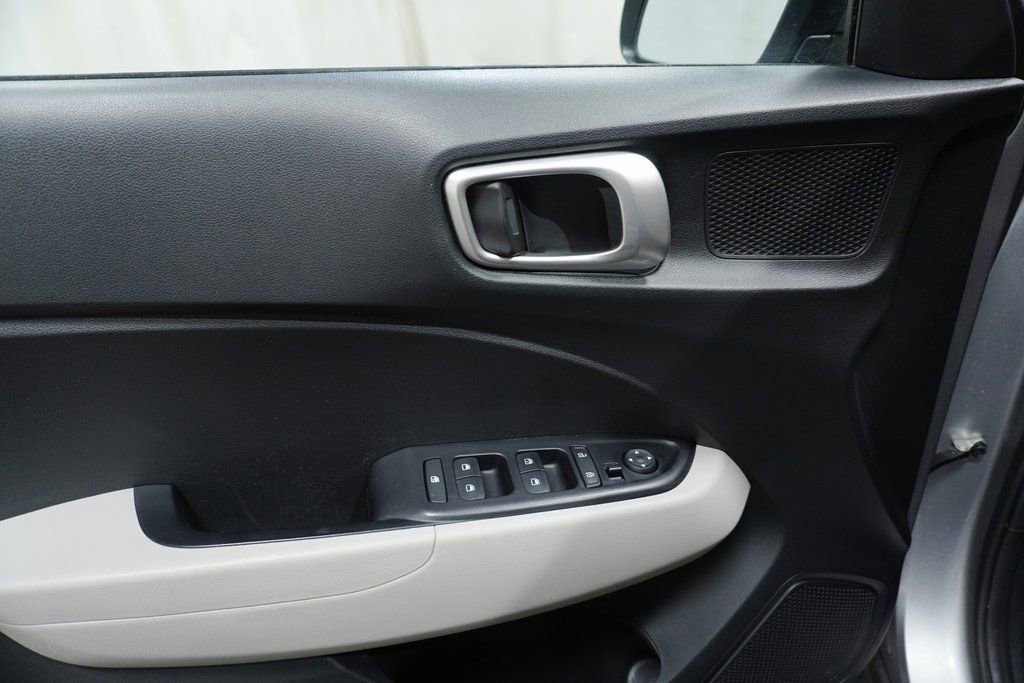 Used 2024 Hyundai Venue SEL image 22