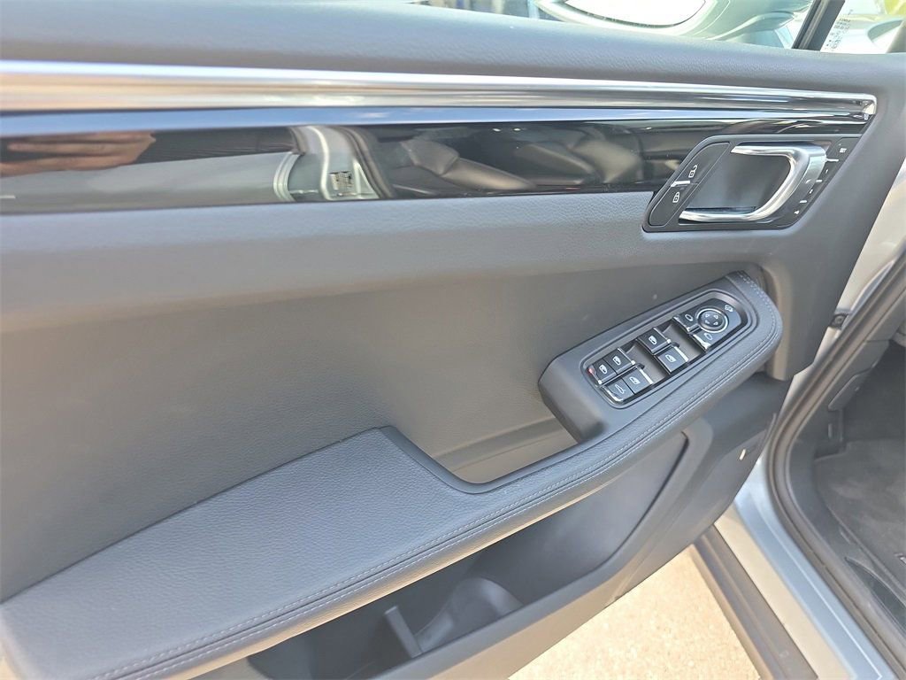 Certified 2025 Porsche Macan image 24