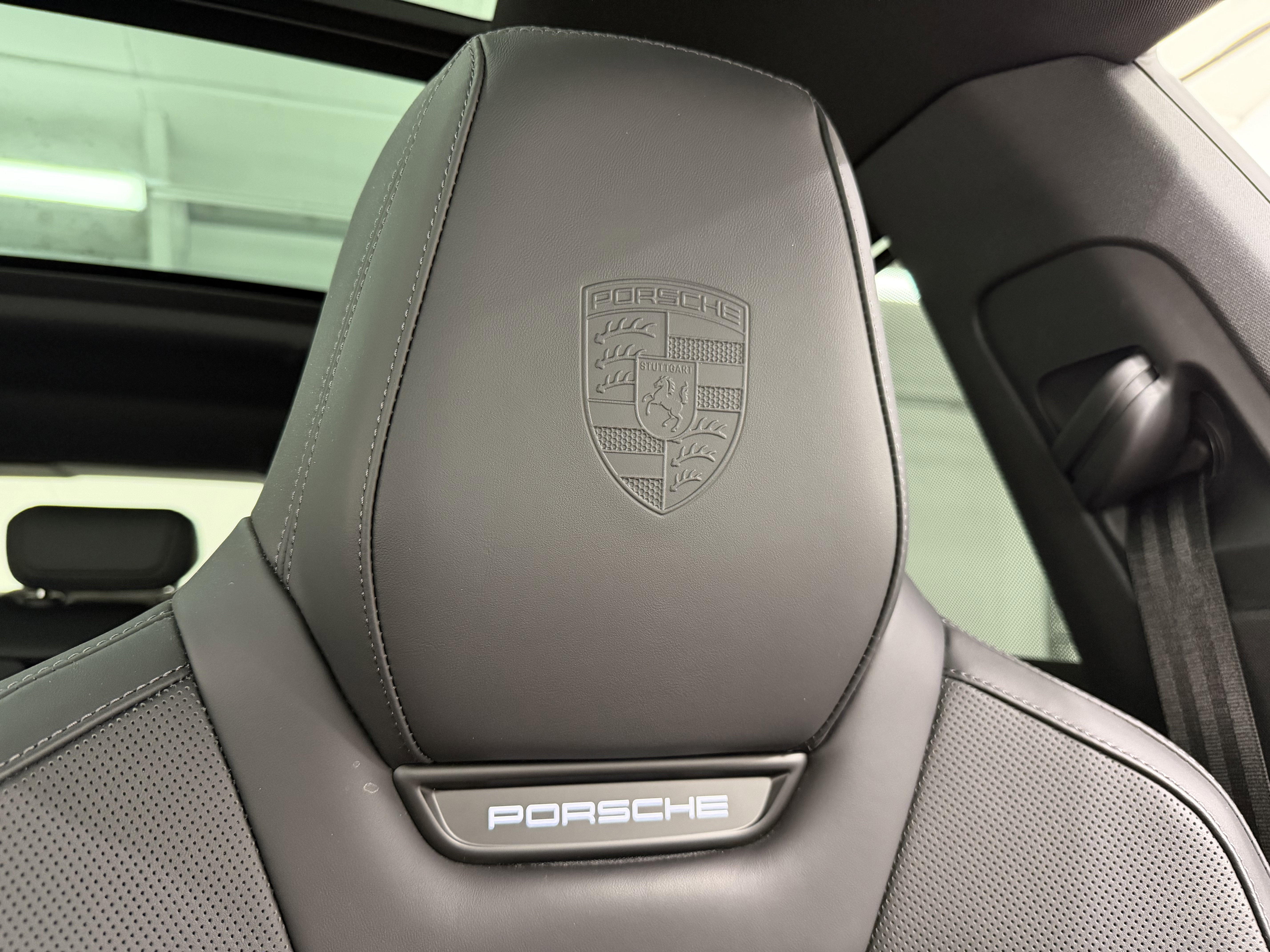 Certified 2025 Porsche Macan 4S Electric AWD/4WD image 40