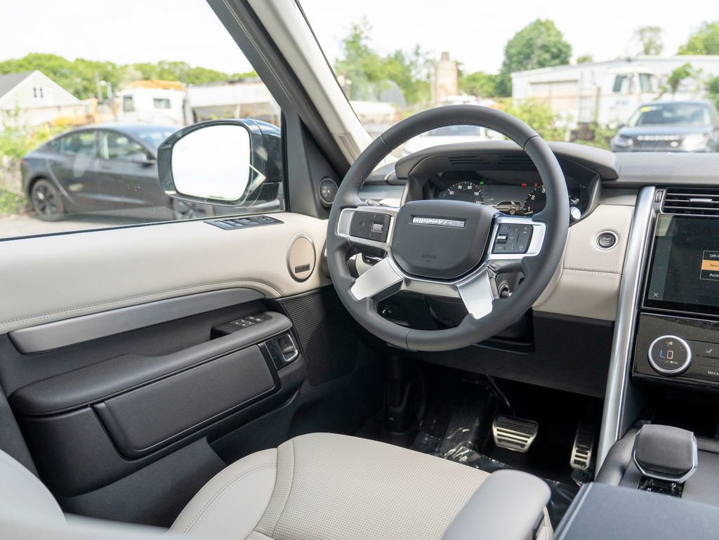 New 2025 Land Rover Discovery Dynamic SE image 17