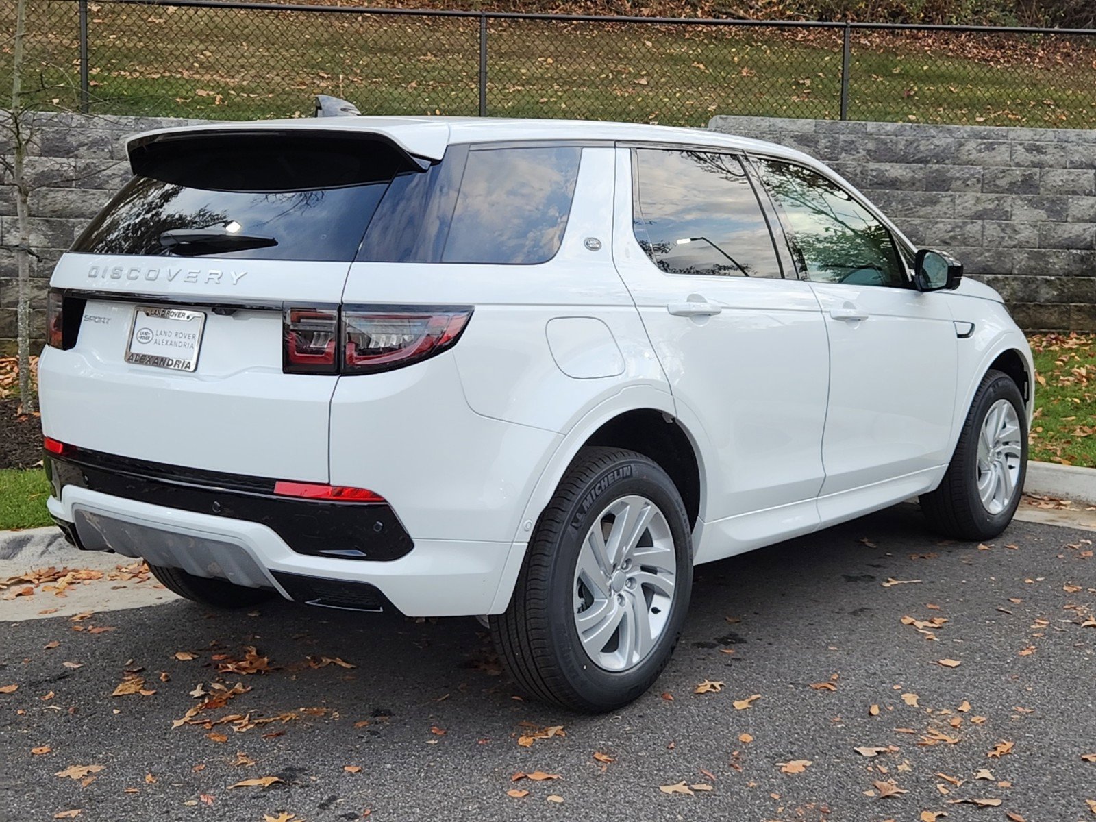 Used 2025 Land Rover Discovery Sport S image 2