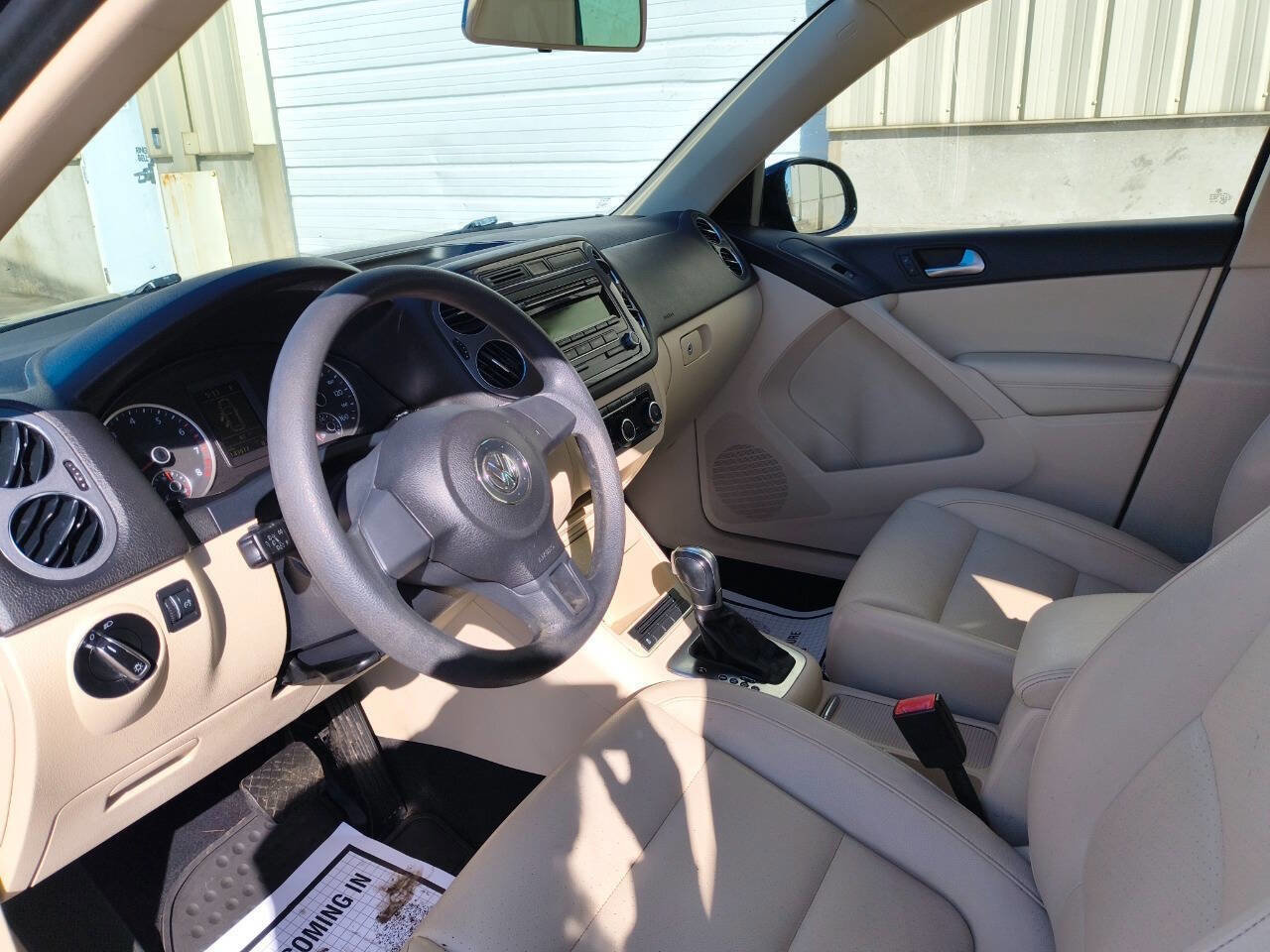 Used 2012 Volkswagen Tiguan LE FWD image 2